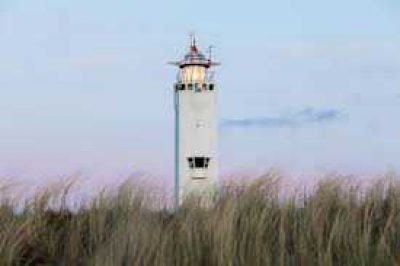 We hijsen de vlag van de vuurtoren van Noordwijk